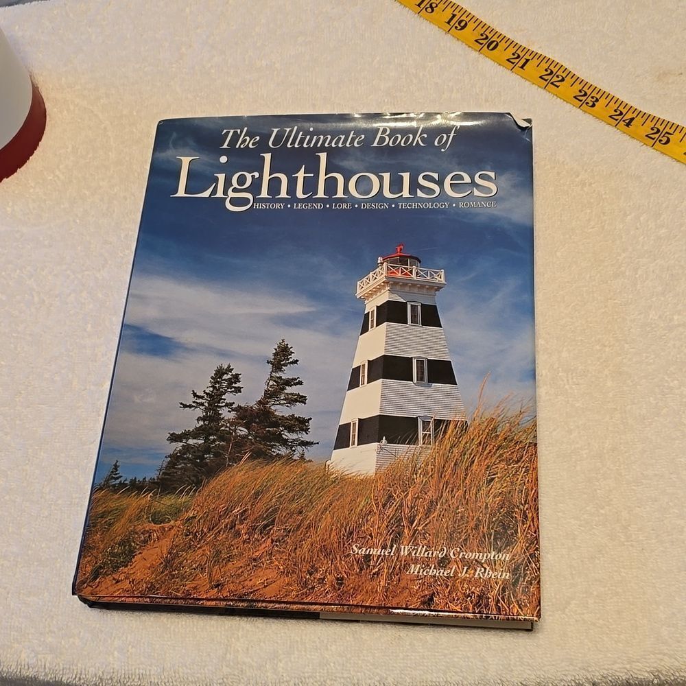 The Ultimate Book of Lighthouses – Illustrated Coastal History